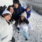 パークランド・セカンダリー・スクールの生徒たちと雪山でスキー体験を楽しむ様子